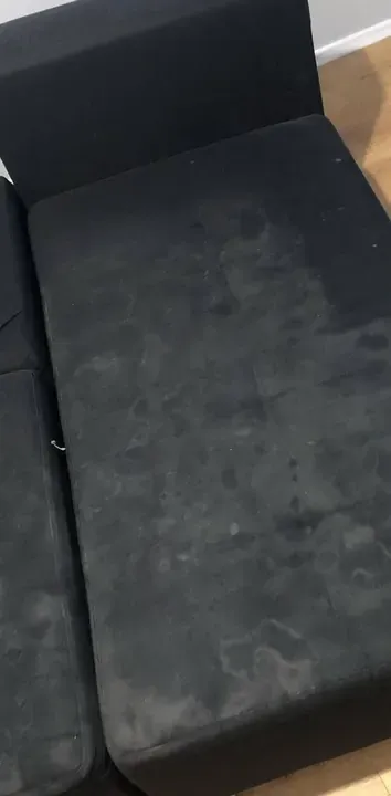 Ciemny narożnik z zaciekami przed praniem